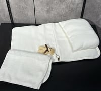 طقم مهاد ووسادة وكوفلة مواليد تركي مبطن بتعليقة دب...