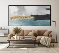 ابداع الفنان بدمج الازرق مع الذهبي والاسود والرصاص...