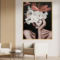 فتاة مغطاة الوجه بالورد الابيض