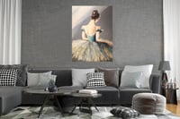 فتاة بفستان الرقص