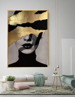 فتاة مغطاة الوجه بخطوط الذهب