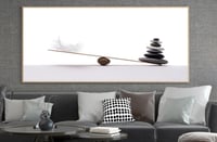 الحجر والريشة ( رمز الانسجام والتوازن )