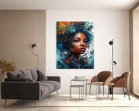 الفتاة السمرا مع الالوان الزرقاء