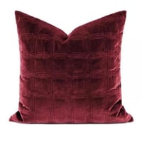 غطاء وسادة عنابي