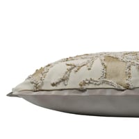 غطاء مخده بيج وذهبي بتطريز اوراق شجر