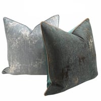 غطاء وسادة فضي وسماوي