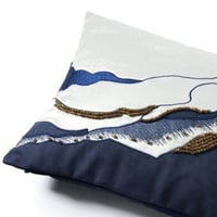 غطاء خدادية مستطيل ابيض وازرق مزين بخرز ذهبي