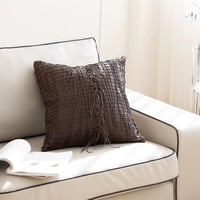 غطاء وسادة بني بتصميم عصري وخيوط جلديه