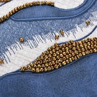 غطاء خدادية مستطيل ابيض وازرق مزين بخرز ذهبي