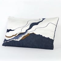 غطاء خدادية مستطيل ابيض وازرق مزين بخرز ذهبي