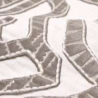 غطاء خدادية اوف وايت بتطريز ناعم وتصميم عصري فاخر