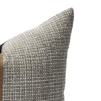 غطاء وسادة رمادي وبني