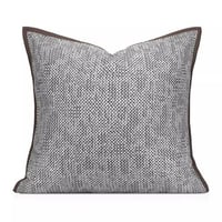 غطاء وسادة بني بحواف جلد بني