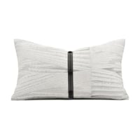 غطاء وسادة رمادي فاتح بحزام جلدي مزين باكسسوار اسو...