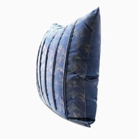 غطاء وسادة ازرق بتصميم شيفرون