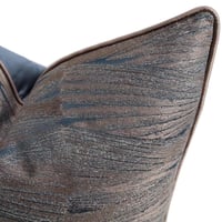 غطاء وسادة بني فاتح وازرق