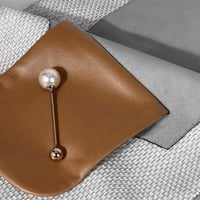 غطاء وسادة رمادي مزين بإكسسوار لؤلؤ