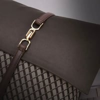 غطاء وسادة بني بحزام جلدي أنيق