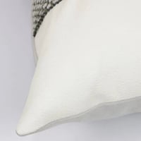 غطاء خدادية أبيض واخضر مزين بإكسسوار اخضر