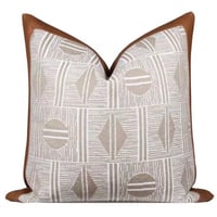 غطاء وسادة بيج وبني بوهيمي