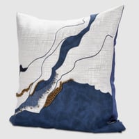 غطاء وسادة كحلي وأبيض بتطريز فني مزين بخرز ذهبي |...