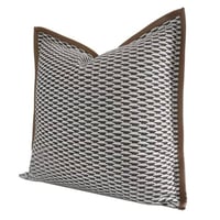 غطاء وسادة ابيض وبني بحواف بيج