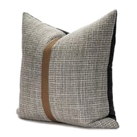 غطاء وسادة رمادي وبني