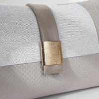 غطاء وساده رمادي فاتح باكسسوار ذهبي مقاس 30x50cm