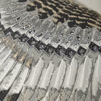 غطاء خدادية رمادي بنقشه ريش طاووس