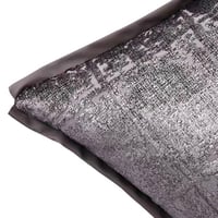 غطاء وسادة رمادي غامق و فضي