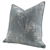 غطاء وسادة فضي وسماوي