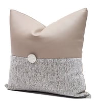 غطاء وسادة جلد بني وقماش رمادي