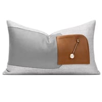 غطاء وسادة رمادي مزين بإكسسوار لؤلؤ