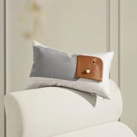 غطاء وسادة رمادي مزين بإكسسوار لؤلؤ