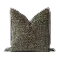 غطاء خدادية زيتي بإطار رمادي فاتح