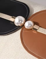 غطاء وسادة مودرن بحزام جلدي مزين باللؤلؤ