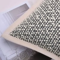 غطاء وسادة رمادي وابيض بحواف بيج