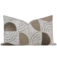 غطاء خدادية مستطيلة بتطريز هندسي رمادي وبني | فانس...