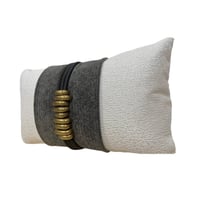 غطاء خدادية أنيق بتصميم ابيض ورمادي مع لمسة ذهبية...