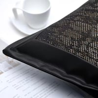 غطاء وسادة اسود بحواف جلديه