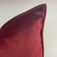 غطاء وسادة مخملي احمر