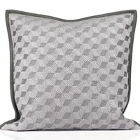 غطاء وسادة رمادي هندسي بحواف خضراء