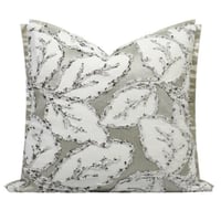 غطاء خداديه ابيض ورمادي بتطريز اوراق شجر