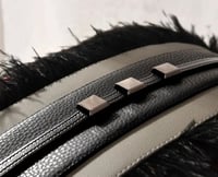 غطاء وسادة احمر بحزام انيق