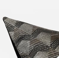 غطاء وسادة ذهبي بتصميم هندسي