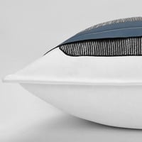 غطاء وسادة ابيض وازرق