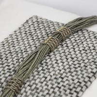 غطاء خدادية أبيض واخضر مزين بإكسسوار اخضر