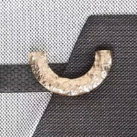 غطاء وسادة رمادي بإكسسوار ذهبي