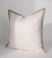 غطاء خدادية أبيض بحواف بيج أنيقة