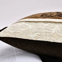 غطاء خدادية بني بتطريز مميز